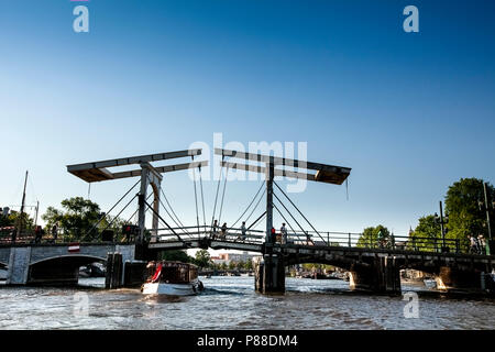 Magere Brug in de Rivier de Amstel Magere Brug über den Fluss Amstel Stockfoto