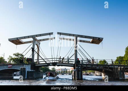 Magere Brug in de Rivier de Amstel Magere Brug über den Fluss Amstel Stockfoto