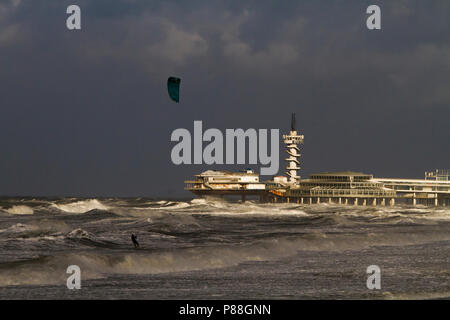 Kitesurfer met Pier van Scheveningen in Achtergrond; Kitesurfer mit Pier von Scheveningen im Hintergrund Stockfoto