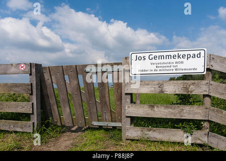 Zeichen von Jos Ruygeborg Gemmekepad am Eingang im Frühjahr Stockfoto