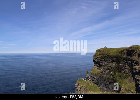 Die Klippen von Moher sind hochfliegend Klippen am südwestlichen Rand der Region Burren im County Clare, Irland. Stockfoto