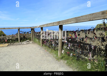 Haargummis schmücken ein Zaun entlang der Klippen von Moher. Die Klippen von Moher sind hochfliegend Klippen am südwestlichen Rand der Region Burren in entfernt Stockfoto