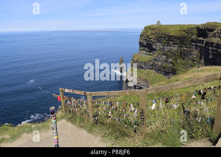 Haargummis schmücken ein Zaun entlang der Klippen von Moher. Die Klippen von Moher sind hochfliegend Klippen am südwestlichen Rand der Region Burren in entfernt Stockfoto