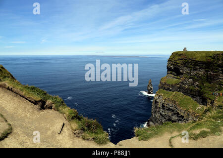 Die Klippen von Moher sind hochfliegend Klippen am südwestlichen Rand der Region Burren im County Clare, Irland. Stockfoto