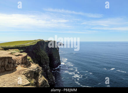 Die Klippen von Moher sind hochfliegend Klippen am südwestlichen Rand der Region Burren im County Clare, Irland. Stockfoto