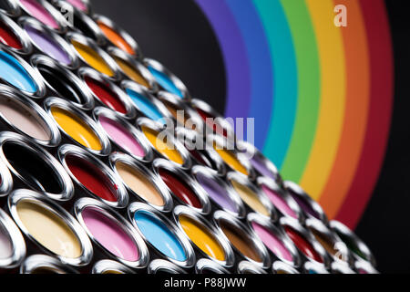 Regenbogen Farben, offenen Farbdosen Stockfoto
