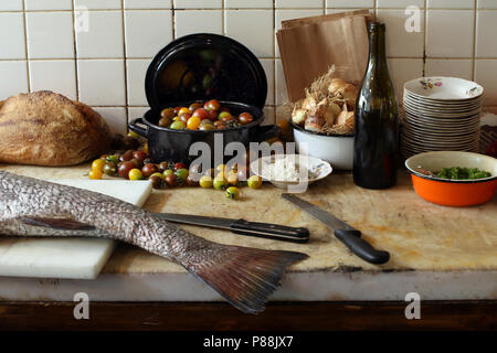 Noch immer leben von frischem Gemüse und Fisch auf der Küchenarbeitsplatte, Tel Aviv, Israel Stockfoto