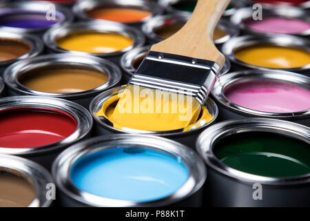 Metall Blechdosen mit Farbe und Pinsel Stockfoto