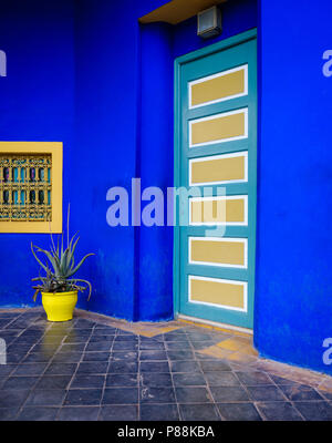 Marrakesch, Marokko - ca. April 2017: Malerische Türen und Farben im Jardin Majorelle in Marrakesch Stockfoto