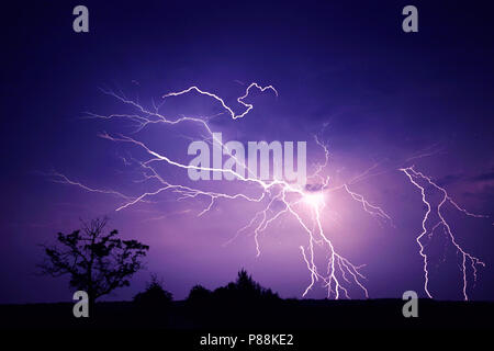 Donner, Blitz und Regen an stürmischen Sommernacht. Stockfoto