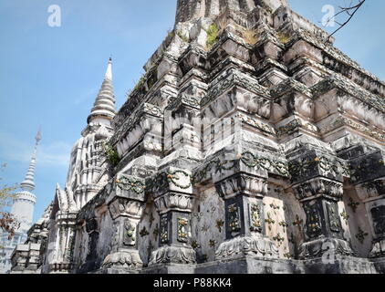 Alte buddhistische Stupas und Gräber der Khmer Könige auf Phnom Oudong, ehemalige Hauptstadt von Kambodscha Stockfoto