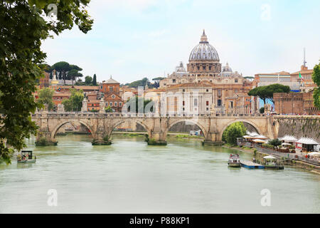 Blick auf St. Peter Basilika Kuppel über der Ponte Sant'Angelo auf Tiber in Rom, Italien Stockfoto