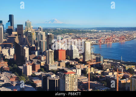 Seattle City mit Blick auf Mount Rainier im Hintergrund Stockfoto