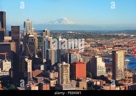Seattle City mit Blick auf Mount Rainier im Hintergrund Stockfoto