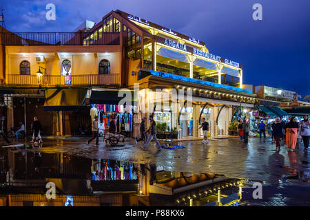 Marrakesch, Marokko - ca. April 2017: Restaurants mit Blick auf den Place Jemaa el-Fnaa Platz in Marrakesch Stockfoto