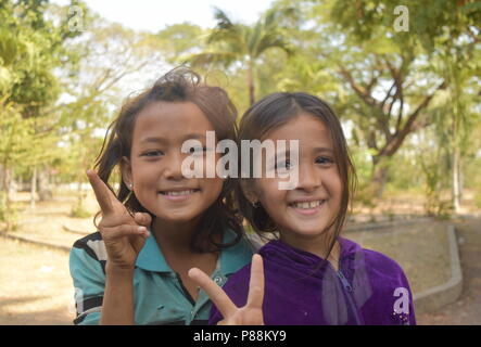 Zwei freundliche kambodschanische Mädchen, Ta Prohm antiken Tempel an Touristen in perfektes Englisch in der Nähe von tonle Bati See Stockfoto