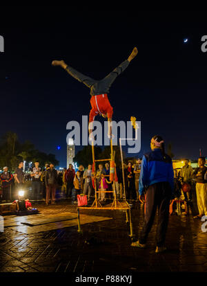Marrakesch, Marokko - ca. April 2017: Entertainer in der Jemaa el-Fnaa Platz in Marrakesch Stockfoto