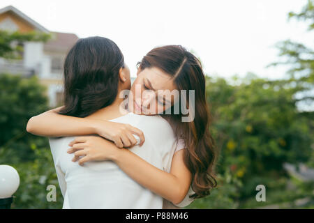 Freundschaft Hilfe Support und schwierigen Zeiten Konzept. Menschliche Emotionen Gefühle Stockfoto