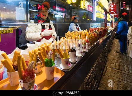 Die Leute an der Wangfujing Snack Street in Peking Stockfoto