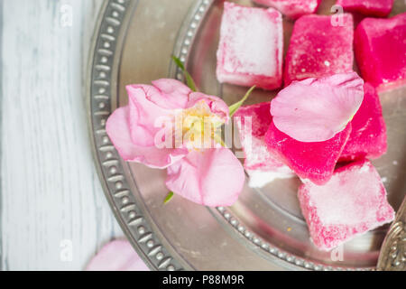 Traditionelle bulgarische Rose lokum auf einem silbernen Teller Stockfoto