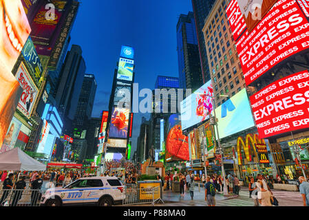 New York, USA - September 06, 2017: Nacht Blick auf Times Square - Zentrale und Hauptplatz von New York. Straße, Autos, Menschen und Touristen. Stockfoto