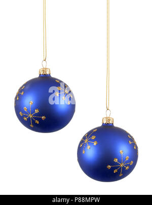 Blaue Weihnachtskugeln oder Spielereien mit Schneeflocke Muster auf weißem Hintergrund Stockfoto