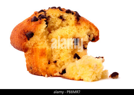 Chocolate Chip muffin Kuchen mit Krümel auf weißem Hintergrund gebissen Stockfoto