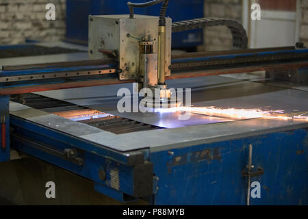 Plasma Schneiden von Metall. Schneiden von Metall. Die Funken fliegen von Laser Stockfoto