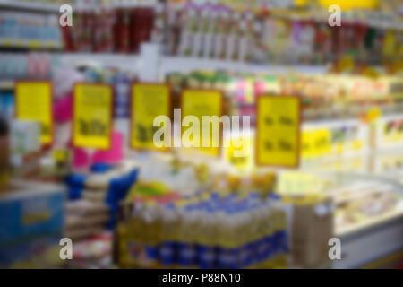 Unscharfer Hintergrund des Store mit Produkten und Preisen Stockfoto