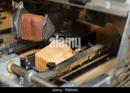 Industrielle Brot Schnittlinie Stockfoto