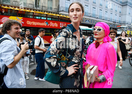 Anna Cleveland und Catherine Baba - StreetStyle außerhalb Schiaparelli - Paris Fashion Week Haute Couture Herbst-Winter 2018/2019 - Paris - Frankreich Stockfoto