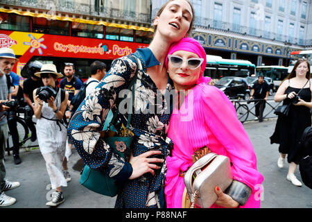 Anna Cleveland und Catherine Baba - StreetStyle außerhalb Schiaparelli - Paris Fashion Week Haute Couture Herbst-Winter 2018/2019 - Paris - Frankreich Stockfoto