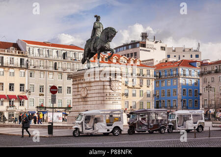 27. Februar 2018: Lissabon, Portugal - Tuk Tuks ausgerichtet unter dem Reiterstandbild von Dom Joao oder Johannes 1 in Figueira Plaza an einem sonnigen Morgen in Lat Stockfoto
