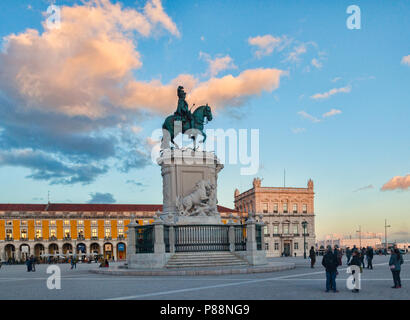 6. März 2018: Lissabon, Portugal - Praca do Comercio, oder kommerziellen Square, mit dem Reiterstandbild von König Jose ICH, bei Sonnenuntergang. Stockfoto