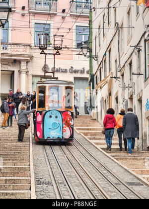 Vom 7. März 2018: Lissabon Portugal - Die Bica Aufzug Elevador da Bica, in der Misericordia District, einer Standseilbahn Linie Stockfoto