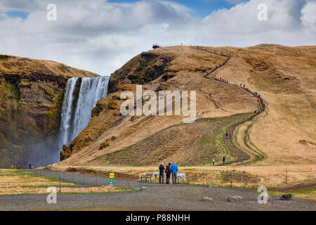 22. April 2018: Giano dell'Umbria, South Island - Skogafoss Wasserfall, und die treppe hinauf auf die Aussichtsplattform. Stockfoto