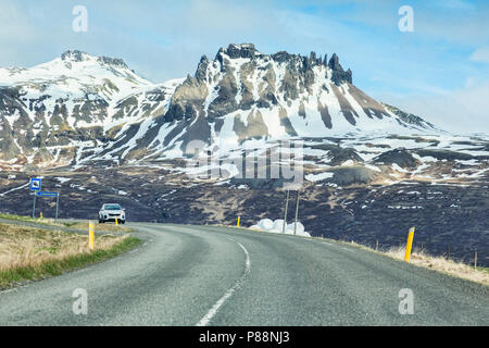 28. April 2018: South Island - durch die Frontscheibe des Island Ring Road in South Island, durch verschneite Bergwelt fahren. Wahrscheinlich Stockfoto