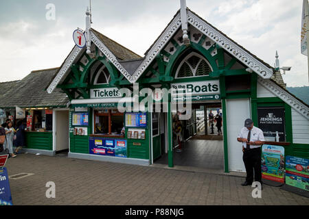 Pier 1 Ticket Office und Boote Windermere See Kreuzfahrten Bowness on Windermere Cumbria Lake District England Großbritannien Stockfoto