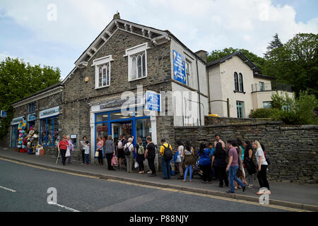 Lange Schlange von Menschen außerhalb Windermere Eis co Shop in Bowness on Windermere Cumbria Lake District England Großbritannien Stockfoto