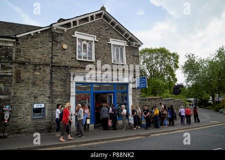 Lange Schlange von Menschen außerhalb Windermere Eis co Shop in Bowness on Windermere Cumbria Lake District England Großbritannien Stockfoto