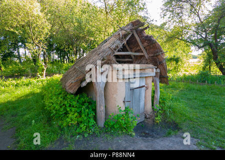 Alte Keller in der Landschaft mit grünen Gras. Für ihr Design Stockfoto
