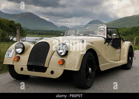 Frau in einer Hand aus Holz shell Morgan Roadster in den schottischen Highlands in der Nähe von kilchurn Castel am Loch Awe Schottland Großbritannien Stockfoto