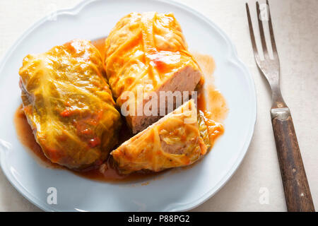 Golabki. Polnisches Fleisch gefülltes Kraut Stockfoto