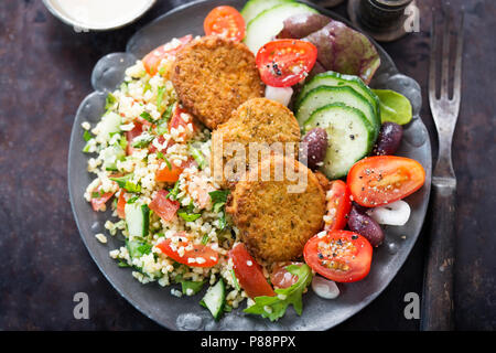 Libanesische Süßkartoffel felafel Salat mit tabbouleh & tahini Dressing Stockfoto