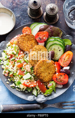 Libanesische Süßkartoffel felafel Salat mit tabbouleh & tahini Dressing Stockfoto