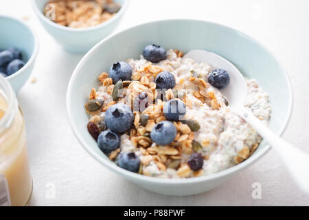 Hafer mit Granola, getrocknete Cranberries, Kürbiskerne und Blaubeeren Stockfoto