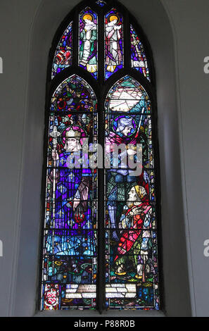 Harry Clarke Glasfenster in der Kirche des Heiligen Barrahane an Castletownshend im County Cork Stockfoto