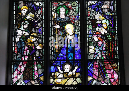 Harry Clarke Glasfenster in der Kirche des Heiligen Barrahane an Castletownshend im County Cork Stockfoto