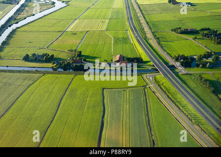 Holländische Landschaft aus der Luft gesehen. Die Niederlande von oben fotografiert. Stockfoto