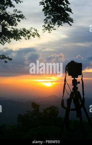 Silhouette einer Kamera auf Stativ Stockfoto